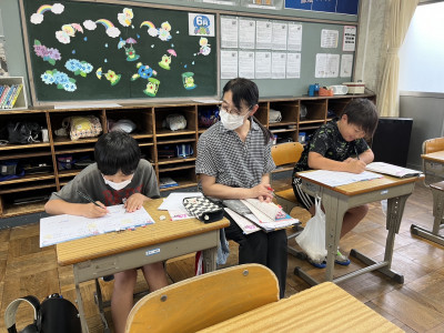 放課後の６年生教室 (2)