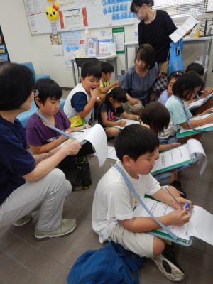 1・2年生郵便局見学 (1)