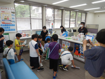 1・2年生郵便局見学 (3)