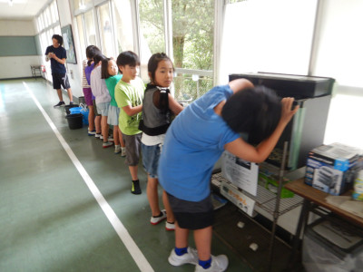 3・4年生総合泉水谷水族館掃除 (1)
