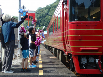 伊予灘ものがたりお手振り (5)