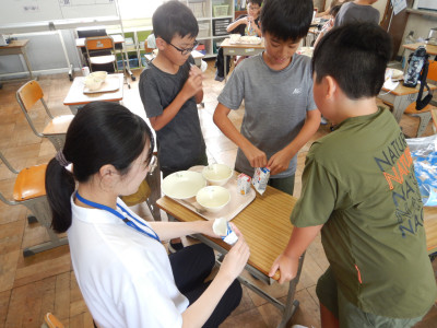 4・5年生牛乳パック開く (6)