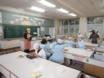 6年生家庭科調理実習 (6)