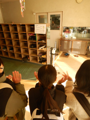 3くみ、６年生手を振る (4)