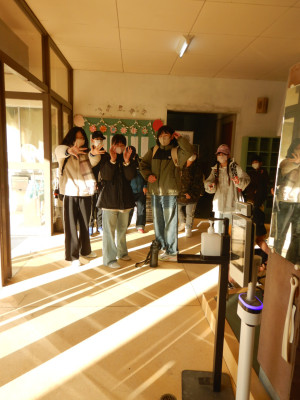 3くみ、６年生手を振る (3)