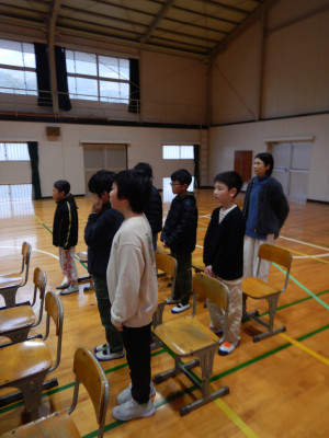 朝の卒業式練習／在校生 (1)