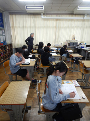 学校運営協議会会長さん6年生参観 (1)
