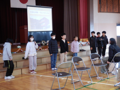 6年生を送る会　4・5年生出し物 (1)