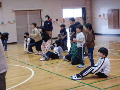 6年生を送る会　全校ゲーム (7)