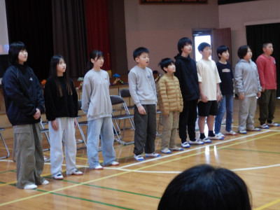 6年生を送る会　全校ゲーム (19)