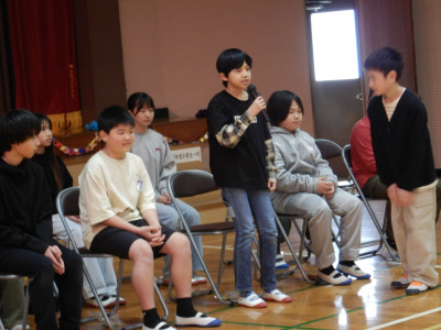 6年生を送る会　全校ゲーム (24)