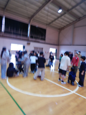 6年生を送る会　全校ゲーム (31)