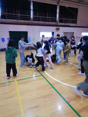 6年生を送る会　全校ゲーム (32)