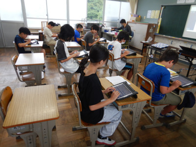 6年生修学旅行の思い出をまとめている (2)