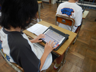 6年生修学旅行の思い出をまとめている (6)