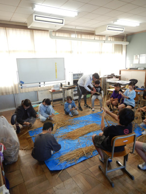 3・4年生総合縄をなう (1)