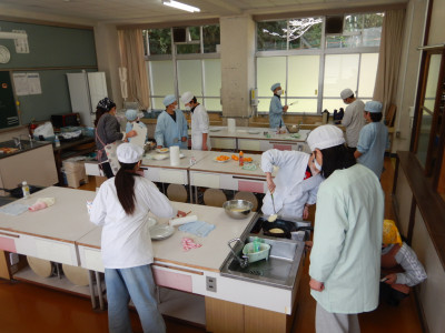 6年生家庭科パンケーキ作り (10)